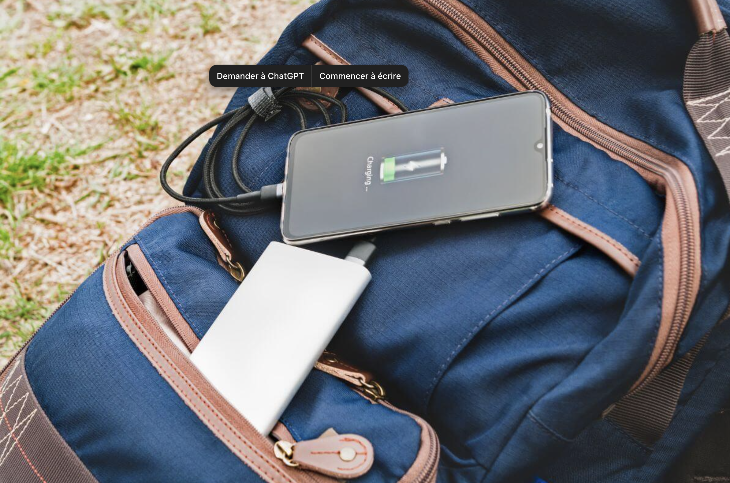 chercher son câble chargeur dans son sac