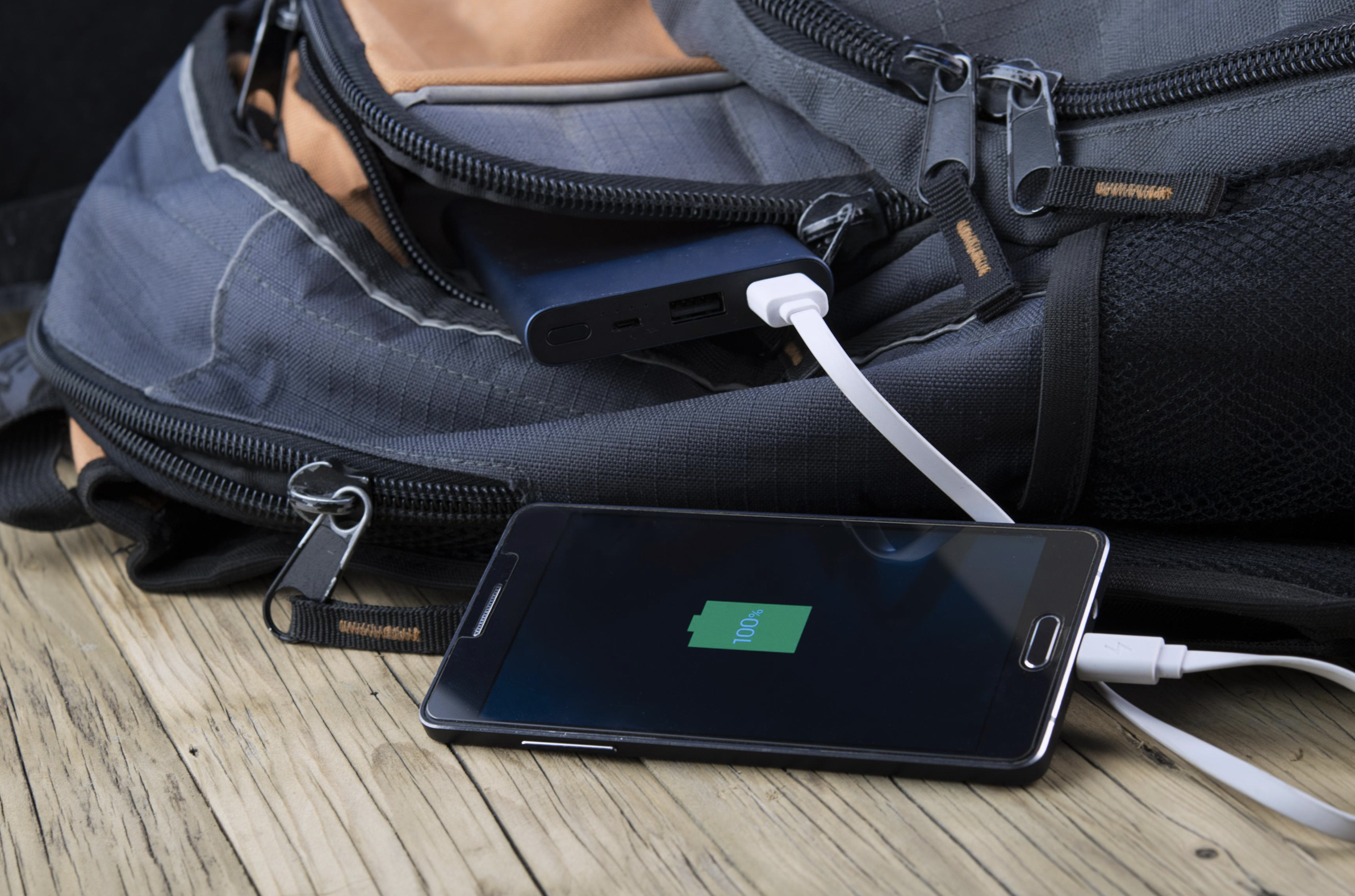 câble de charge pour smartphone en voyage